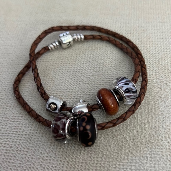 Gorgeous Pandora bracelet - Picture 2 of 2